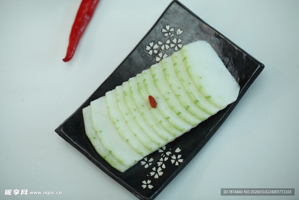 精致摆盘的青瓜薄片