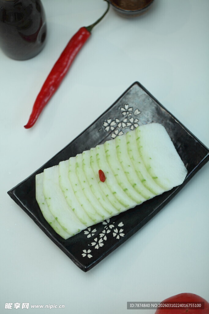 精致摆盘的清爽腌渍萝卜