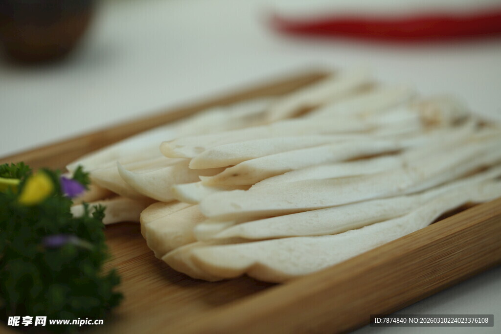 新鲜杏鲍菇摆于木盘