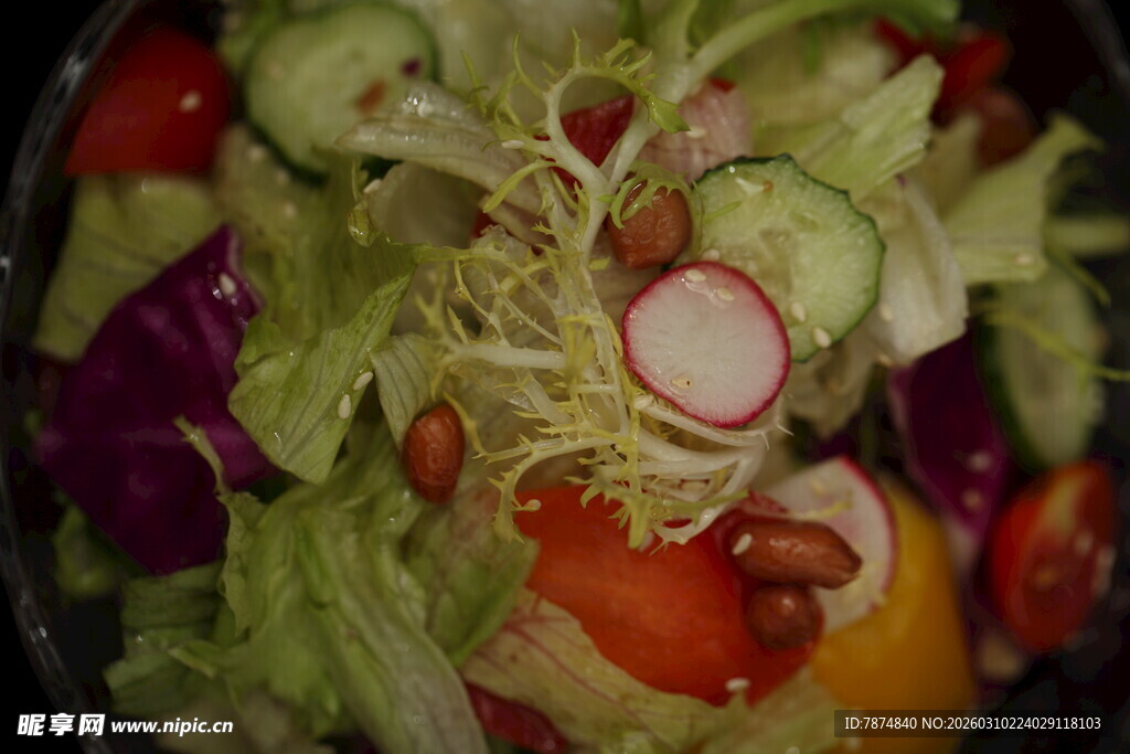 新鲜多彩蔬菜沙拉