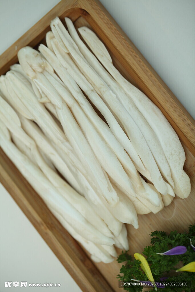 木盘上的新鲜白玉菇