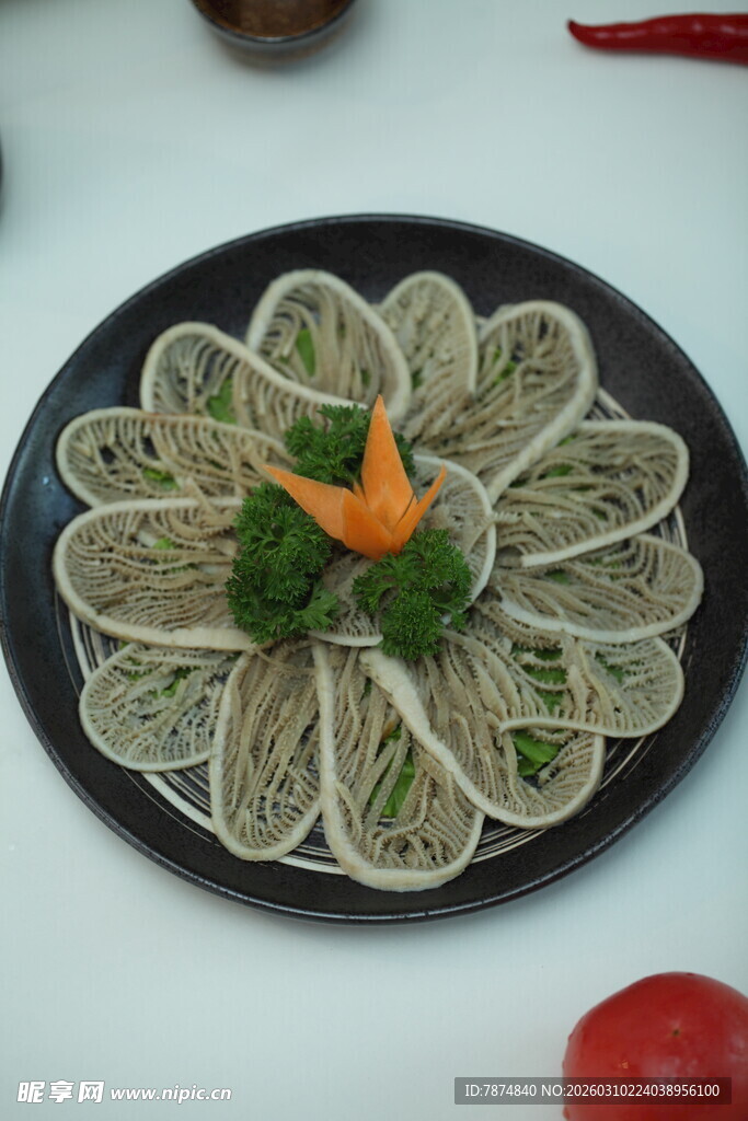 精美摆盘的凉拌豆皮