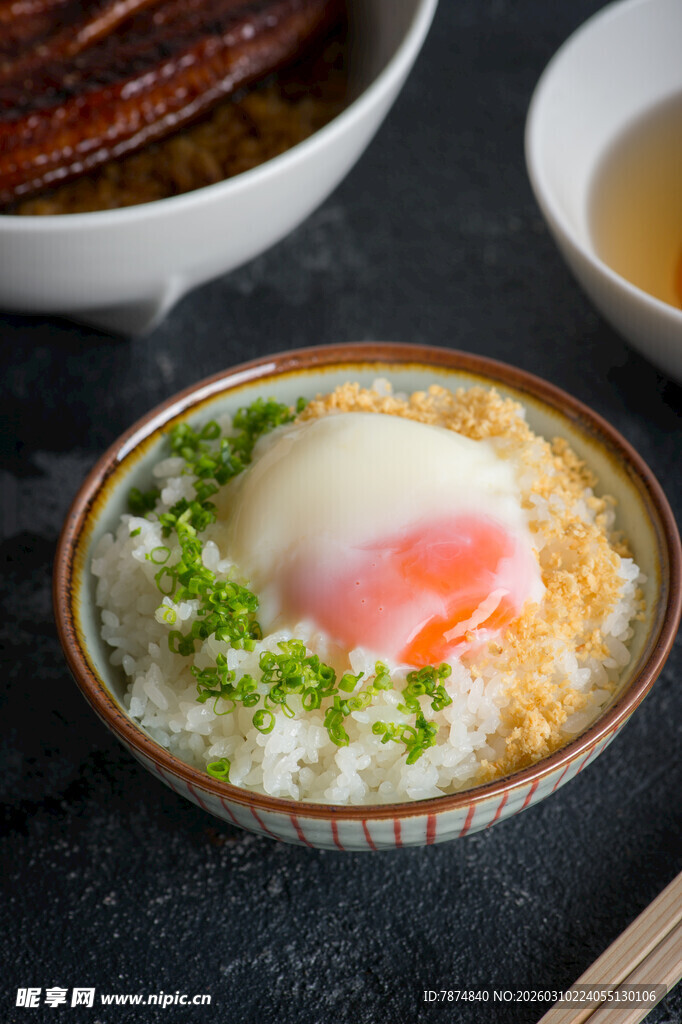 日式温泉蛋盖饭特写