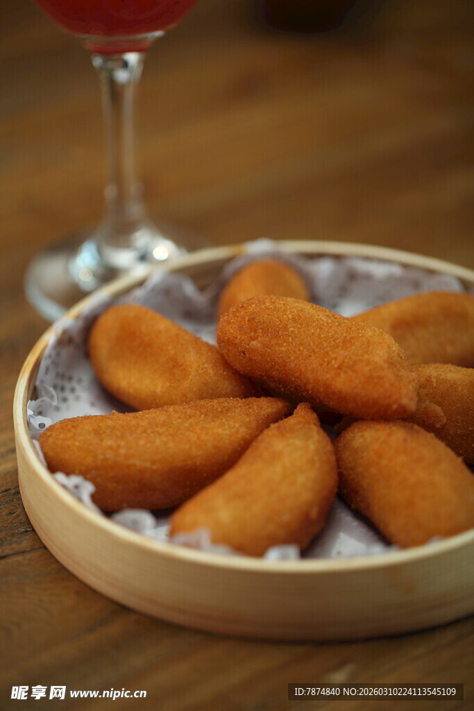 美味油炸小吃摆放在盘中