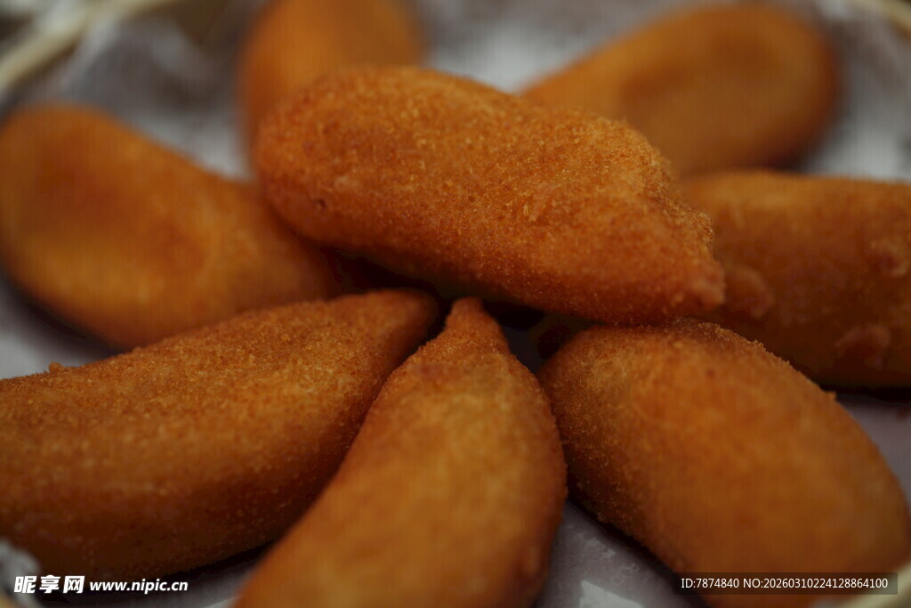 美味油炸食品摆放在盘中