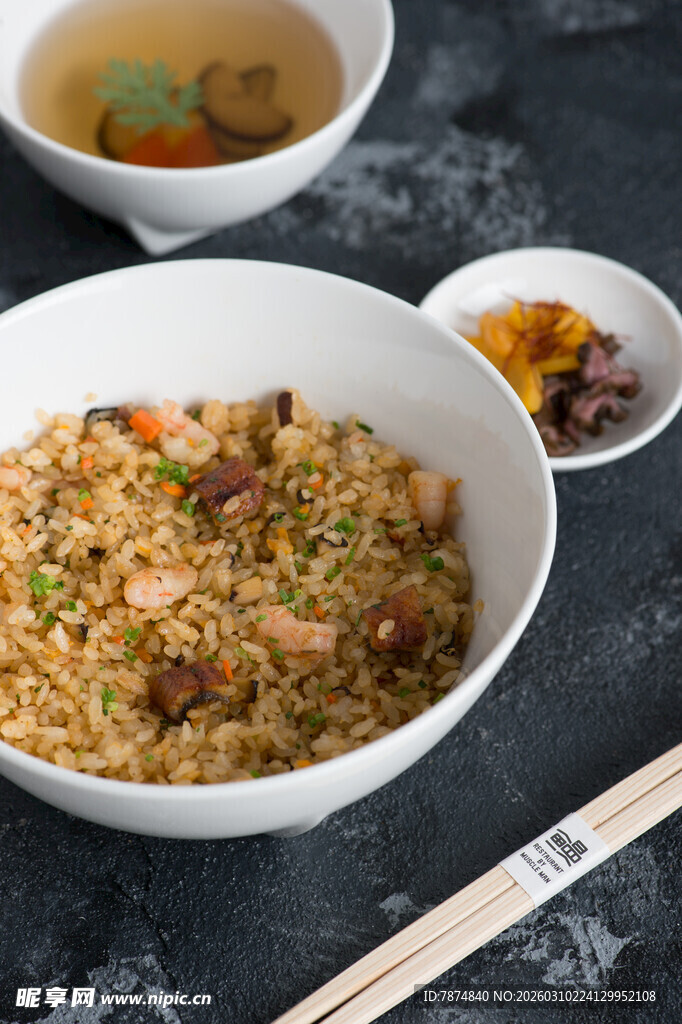 美味炒饭配汤筷与小菜