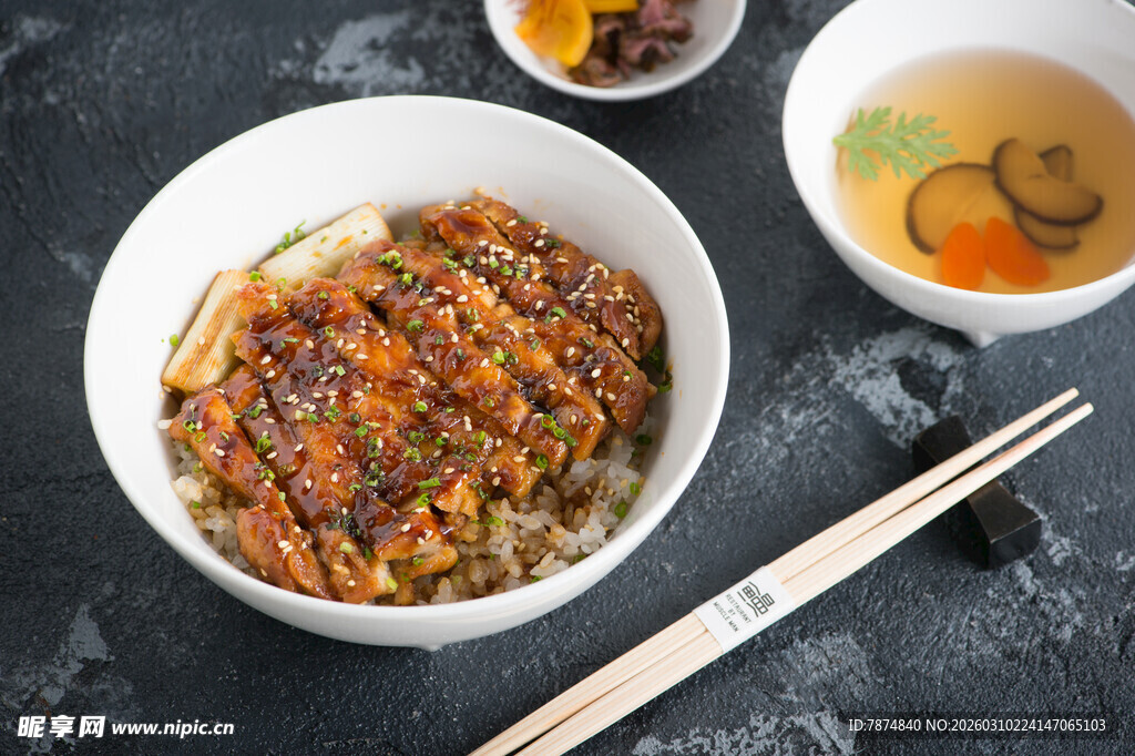 美味肉酱拌饭配汤