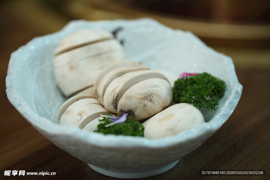 碗中鲜蘑与翠绿蔬菜