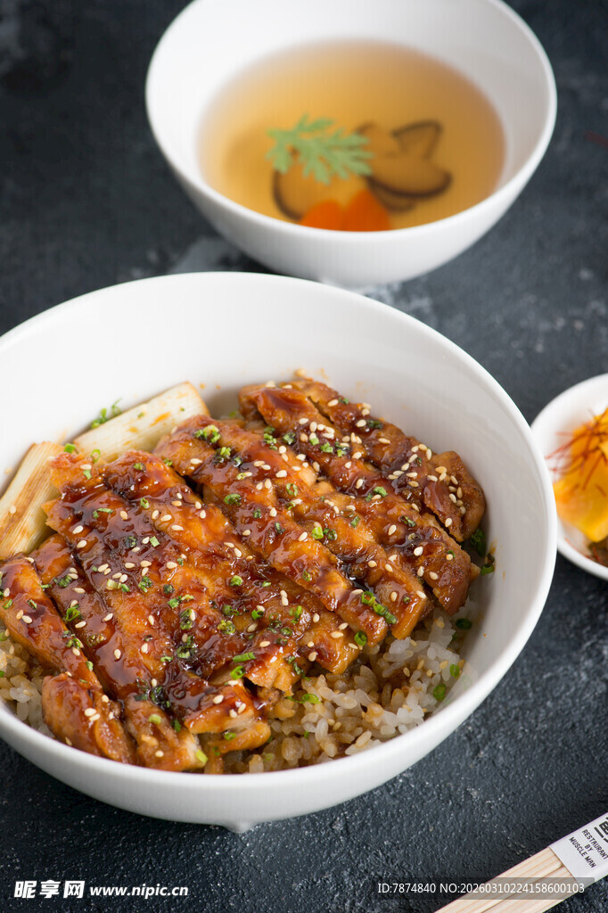 美味盖饭搭配汤品