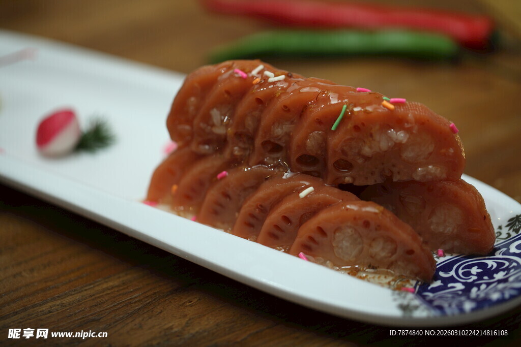 美味香肠摆于精致盘中