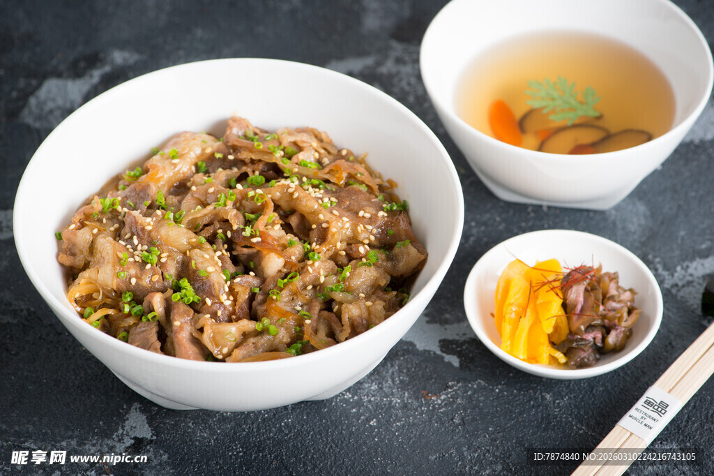 美味盖饭配汤与小菜