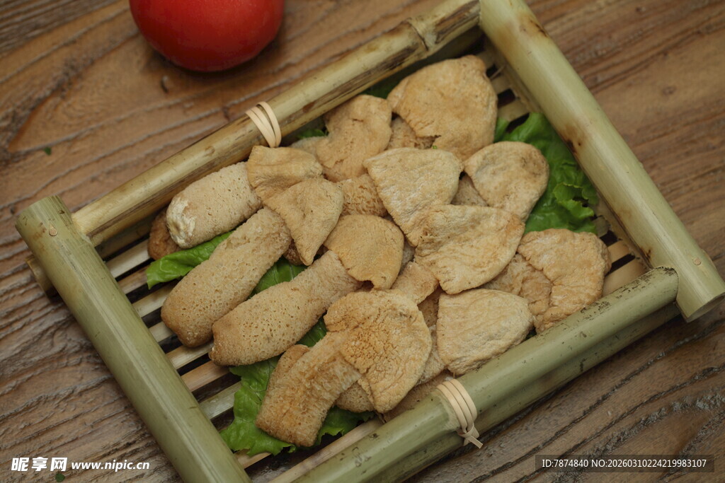 竹制托盘上的美味素鸡