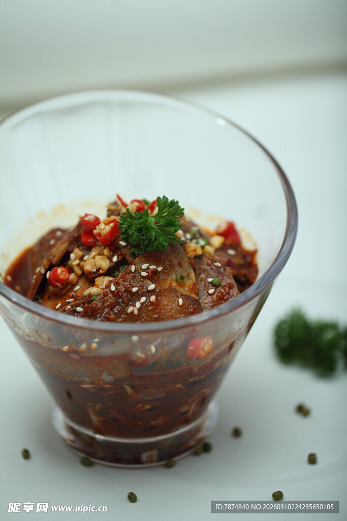 美味肉酱装点精致玻璃碗