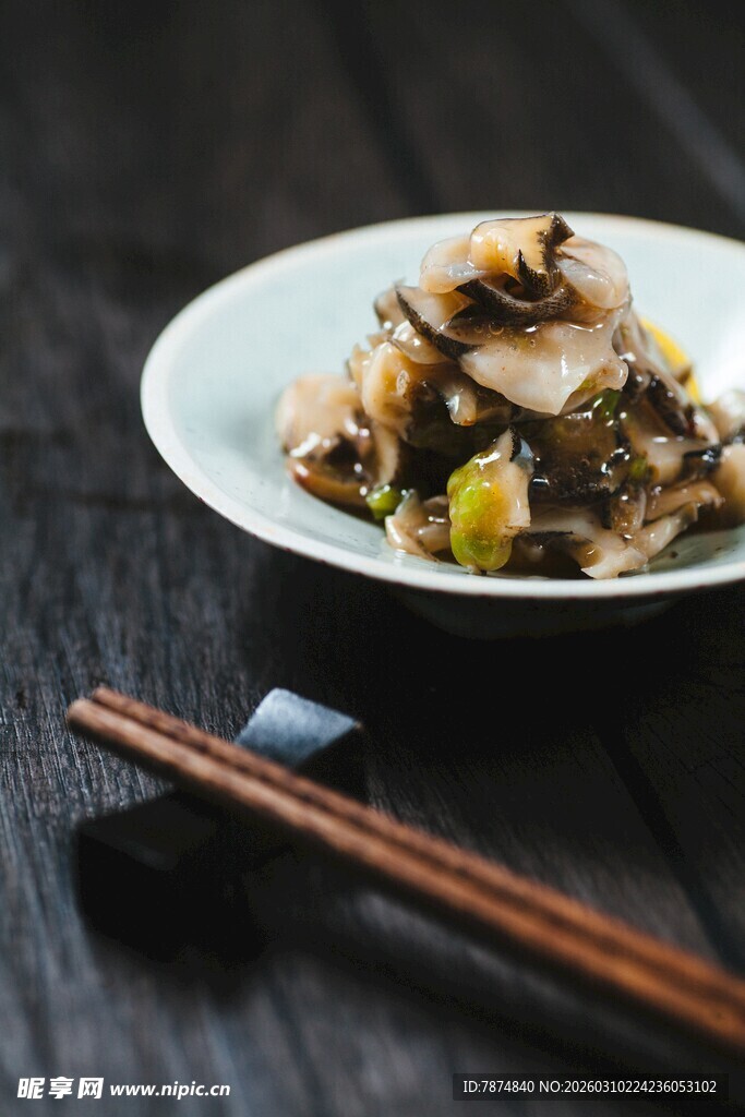 中式美味菜肴配筷子