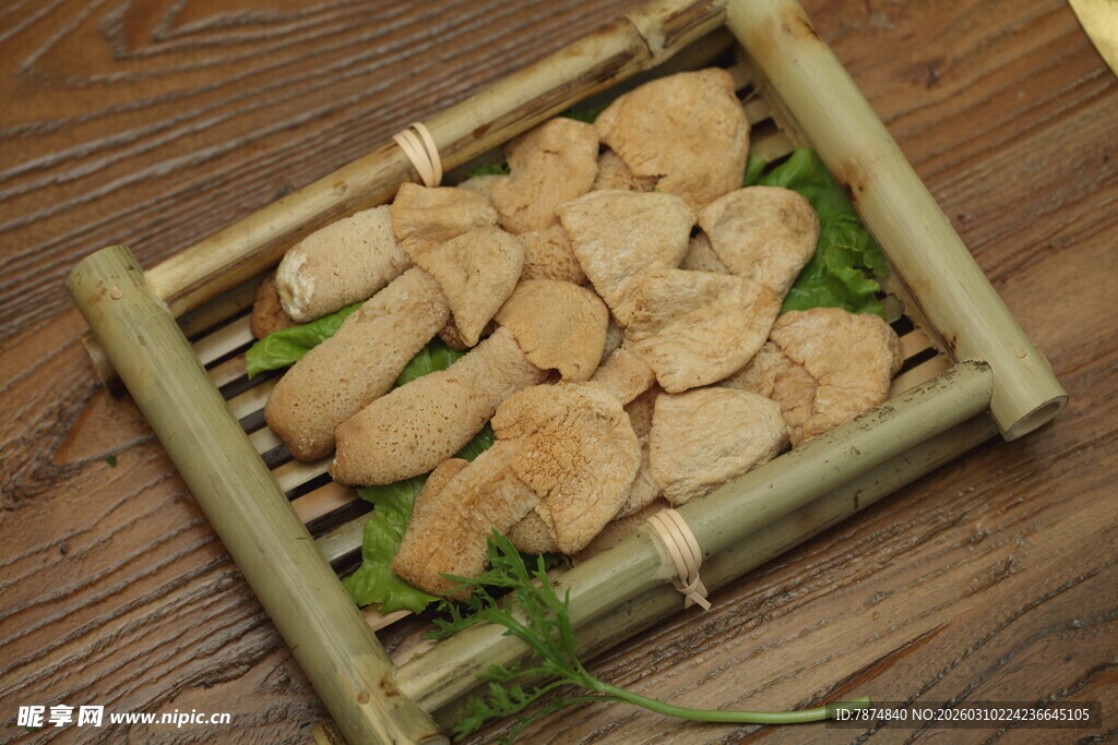 竹制托盘上的美味糕点