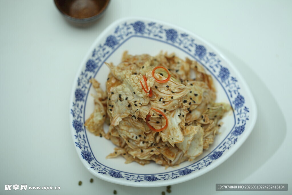 美味蓝白瓷盘装特色炒饭