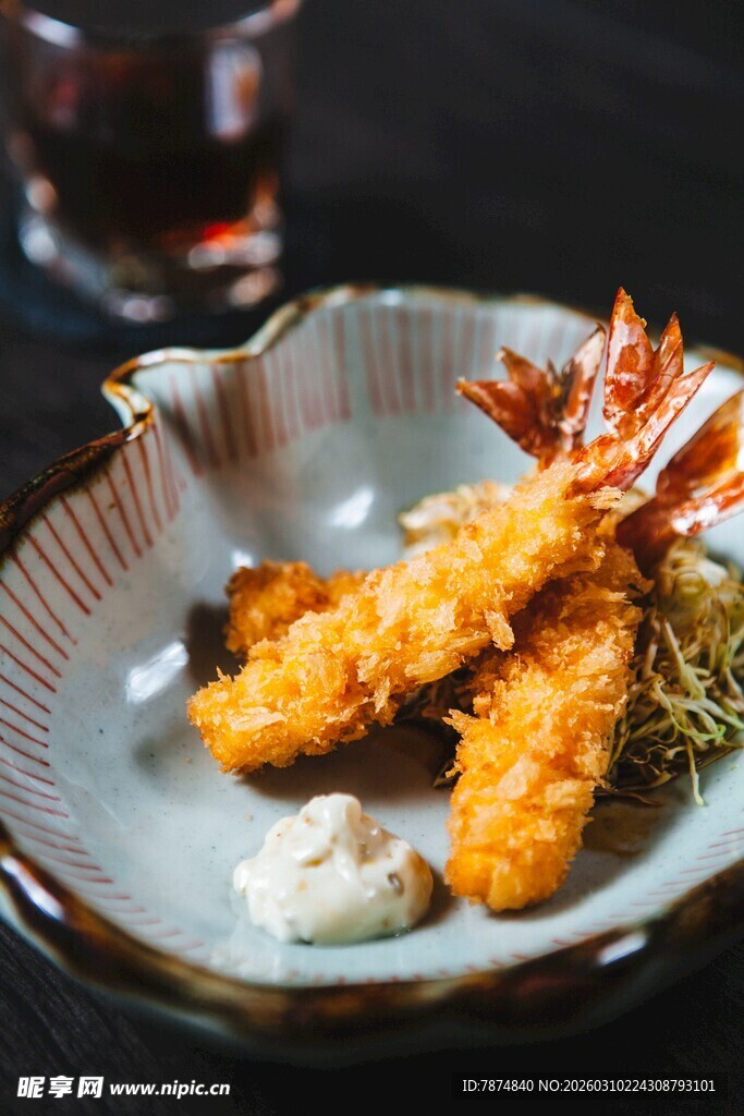 美味香脆炸虾摆盘精致