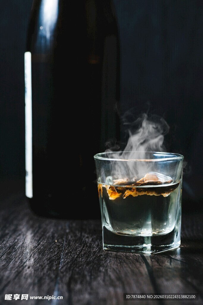 冒烟的酒杯与深色背景