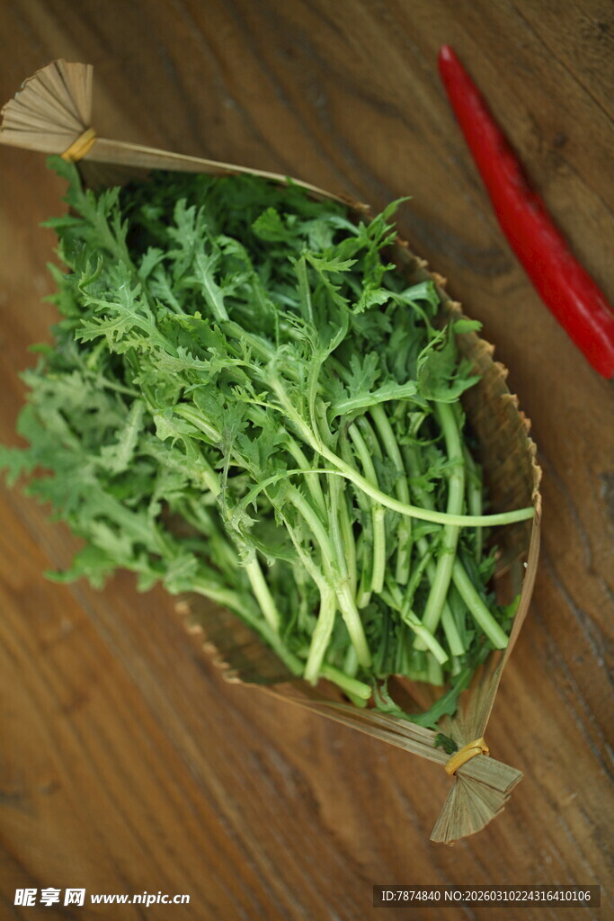 新鲜嫩绿芝麻菜摆放在木面
