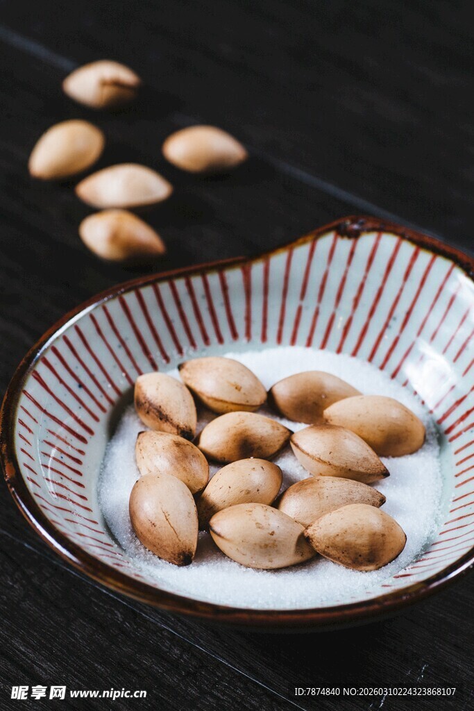 瓷盘上的美味松子