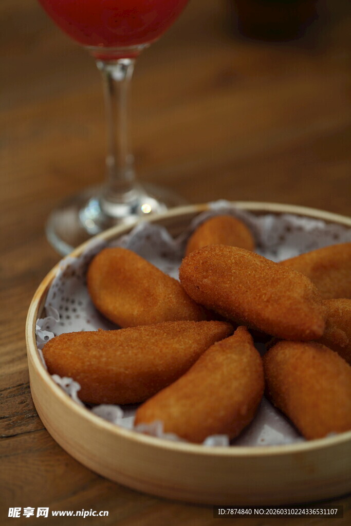 木盘里的美味油炸小食
