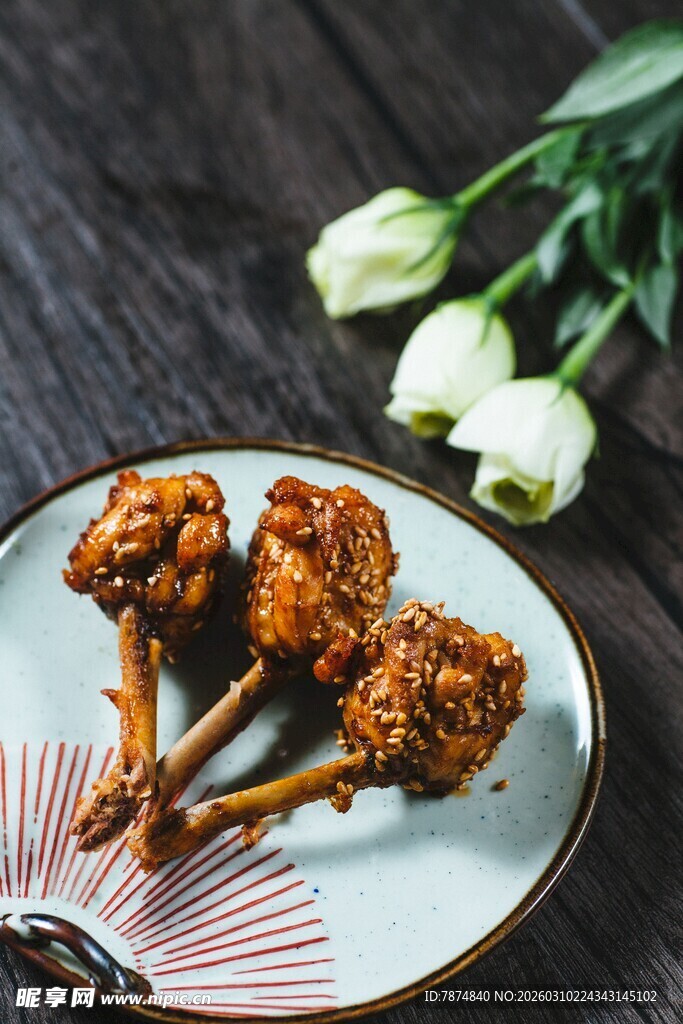 美味烤羊棒骨配清新白花