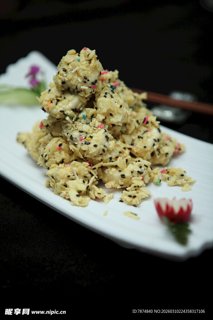 美味芝麻酥于白盘盛放