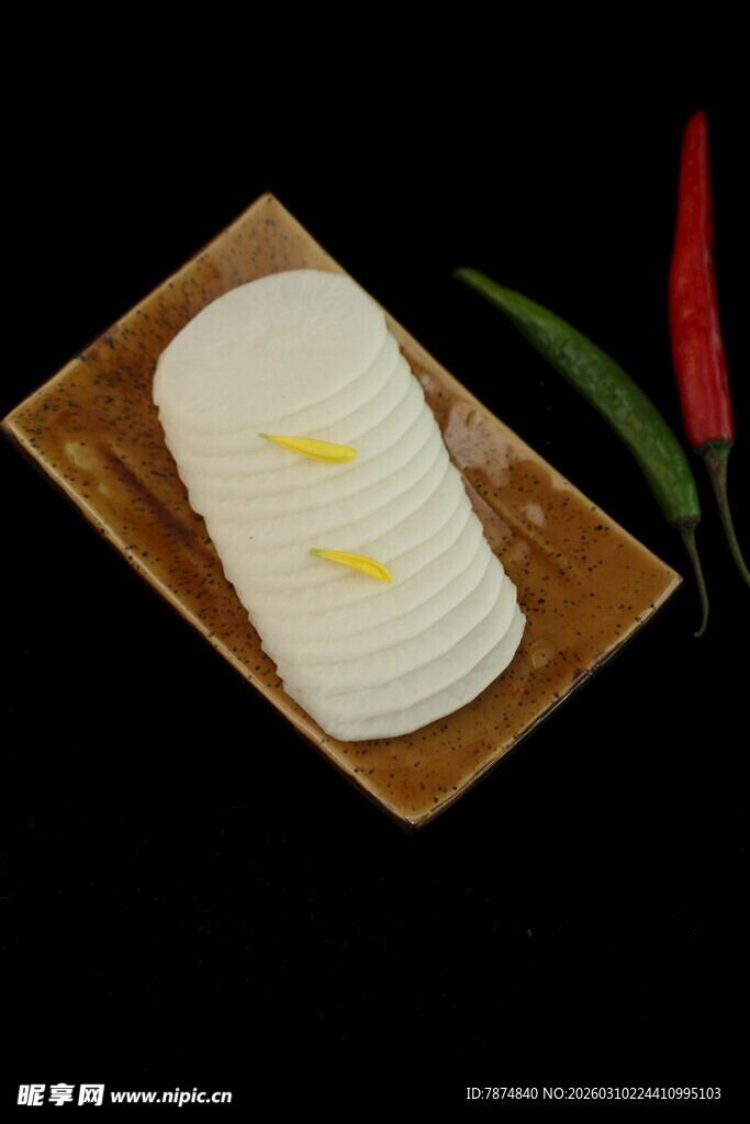 精致摆盘的美味奶酪