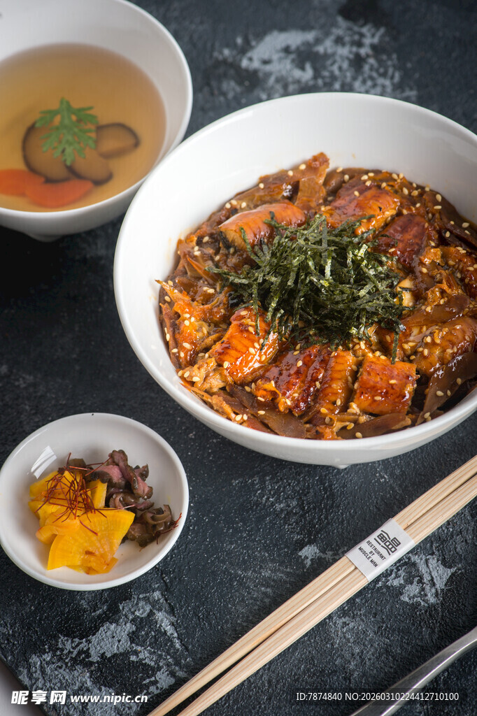 美味中式菜肴与汤品组合