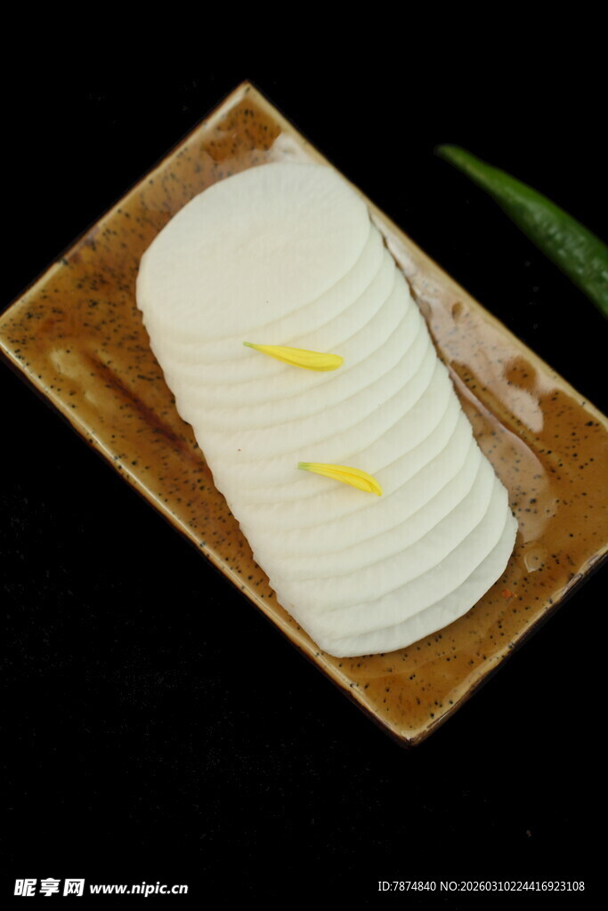 木盘上的美味山药片