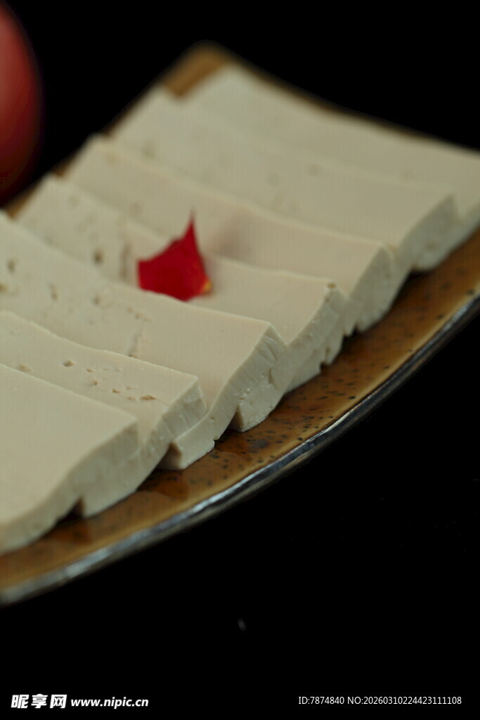 精致豆腐摆盘 点缀红椒