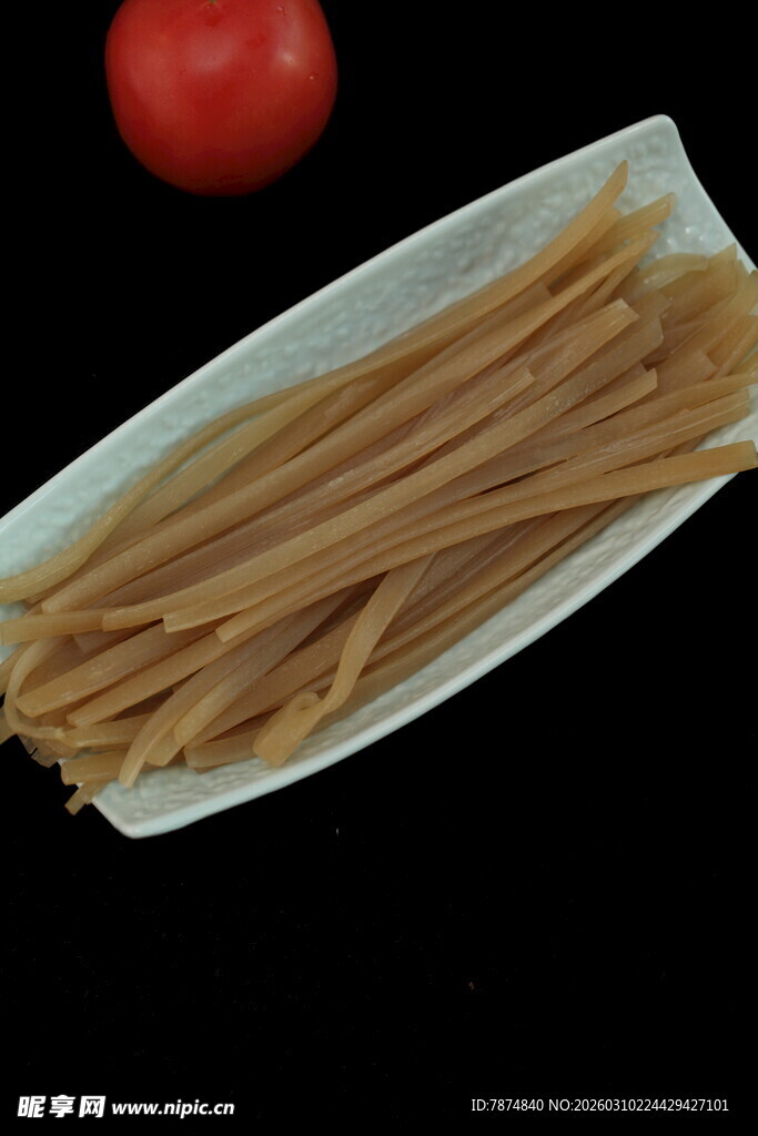 盘中红薯粉条 色泽诱人