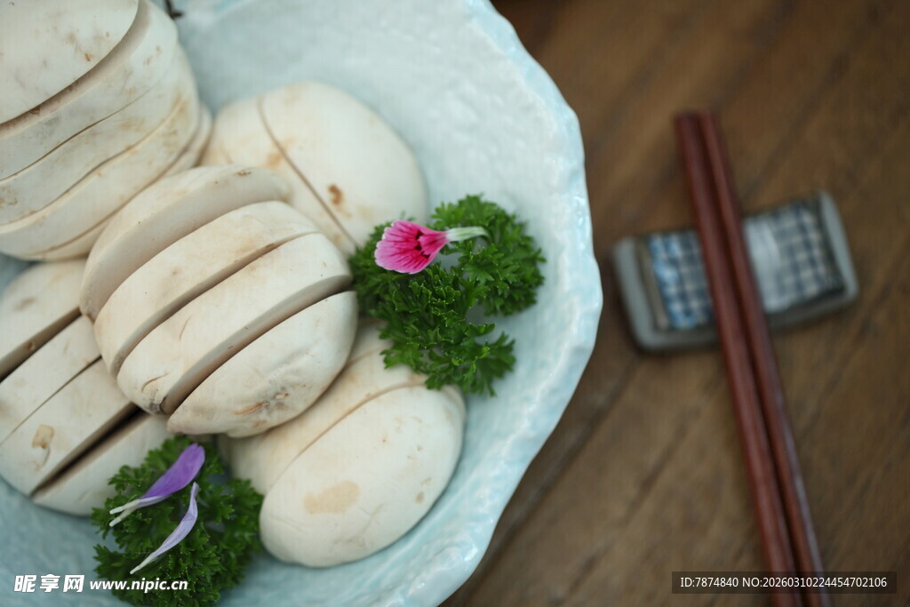 精致摆盘的美味糕点