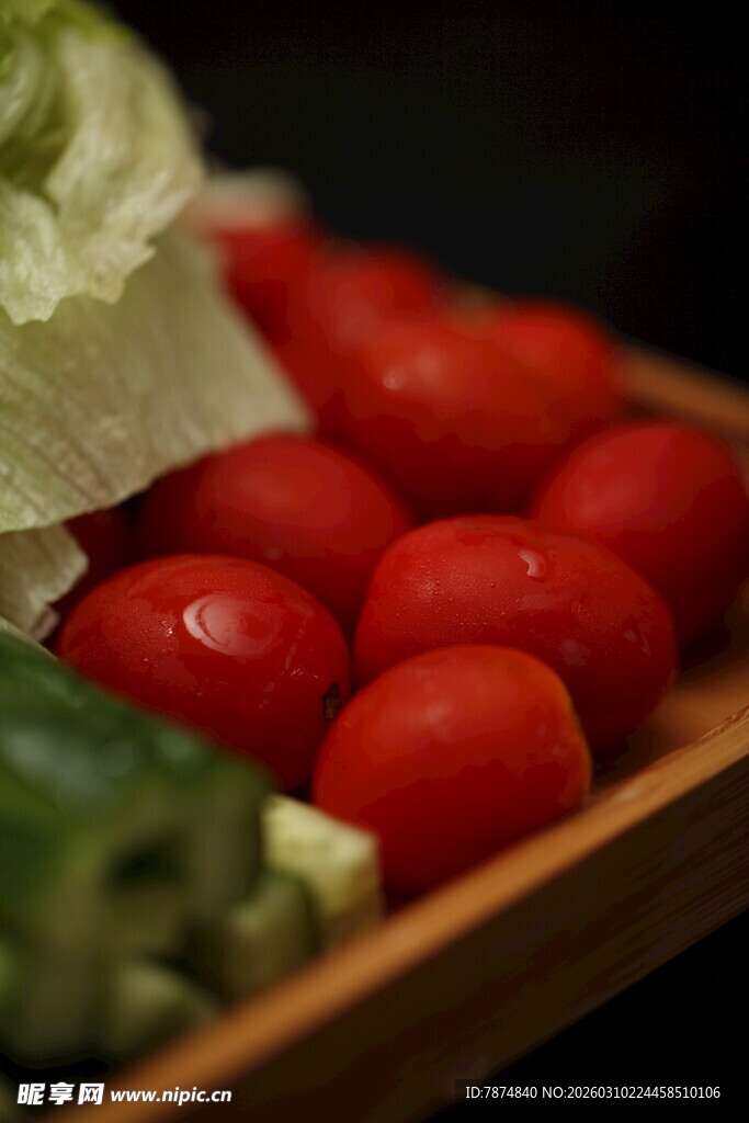 木盘里的新鲜蔬菜组合