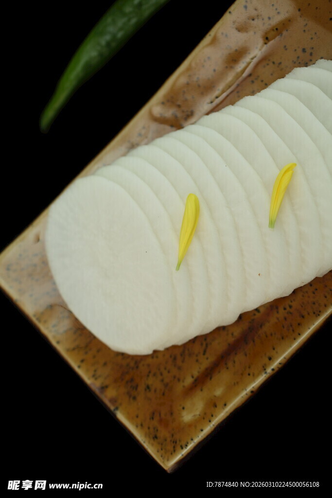 切片白萝卜配黄色点缀