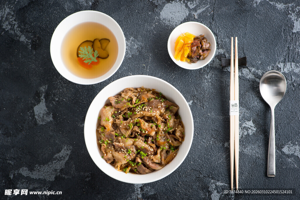 美味中式菜肴与配套餐具