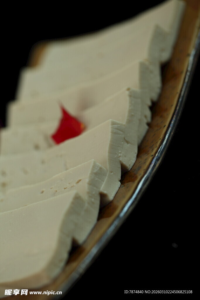 精致豆腐摆盘配红色点缀