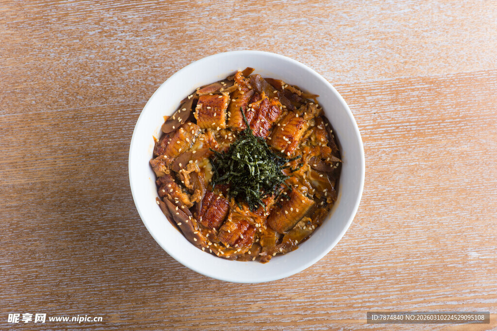 美味焗菜摆于白色碗中