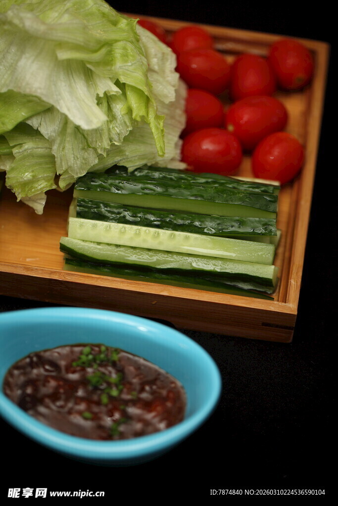 新鲜蔬菜配蘸料