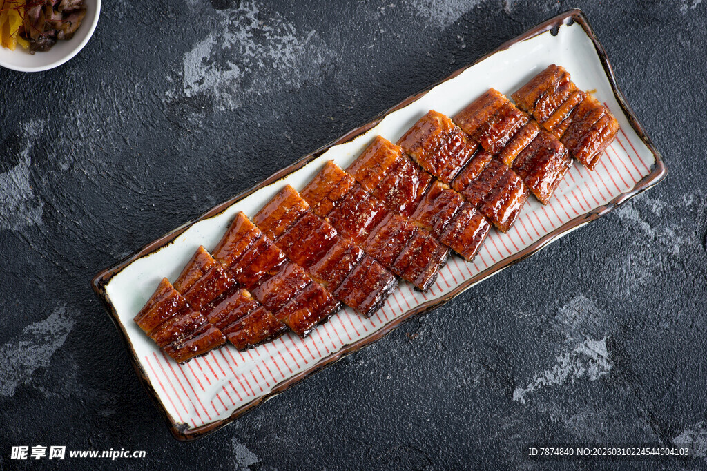美味烤排骨摆放在盘中