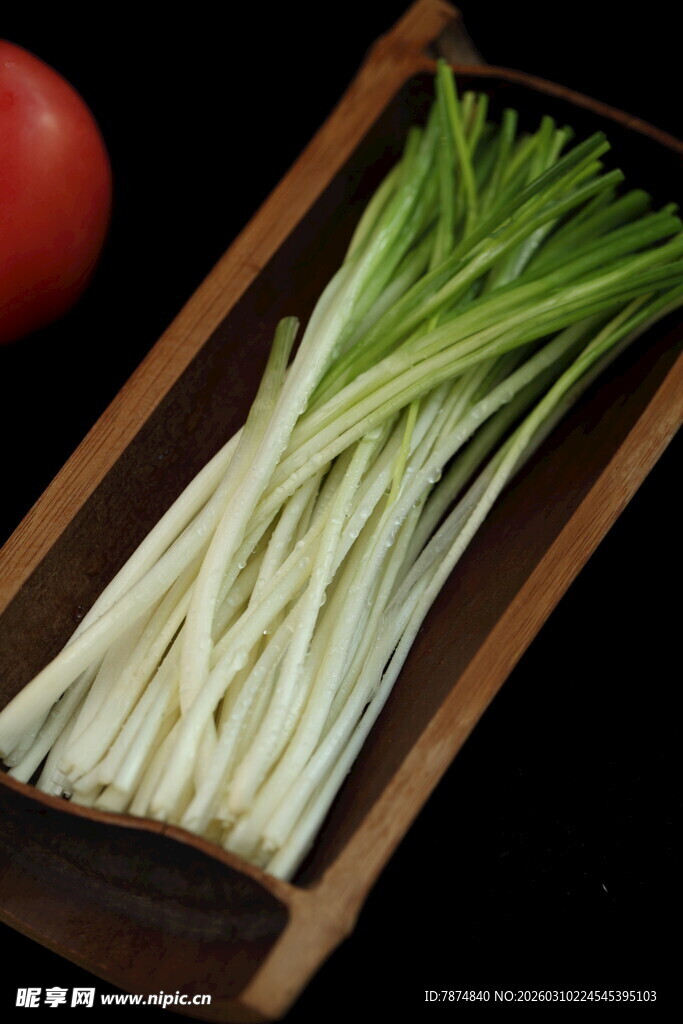 新鲜大葱摆放在木盘中