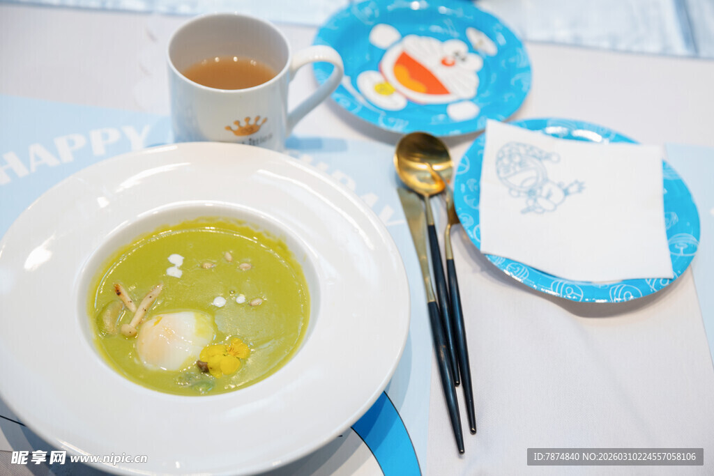 清新美味的汤品与餐具组合