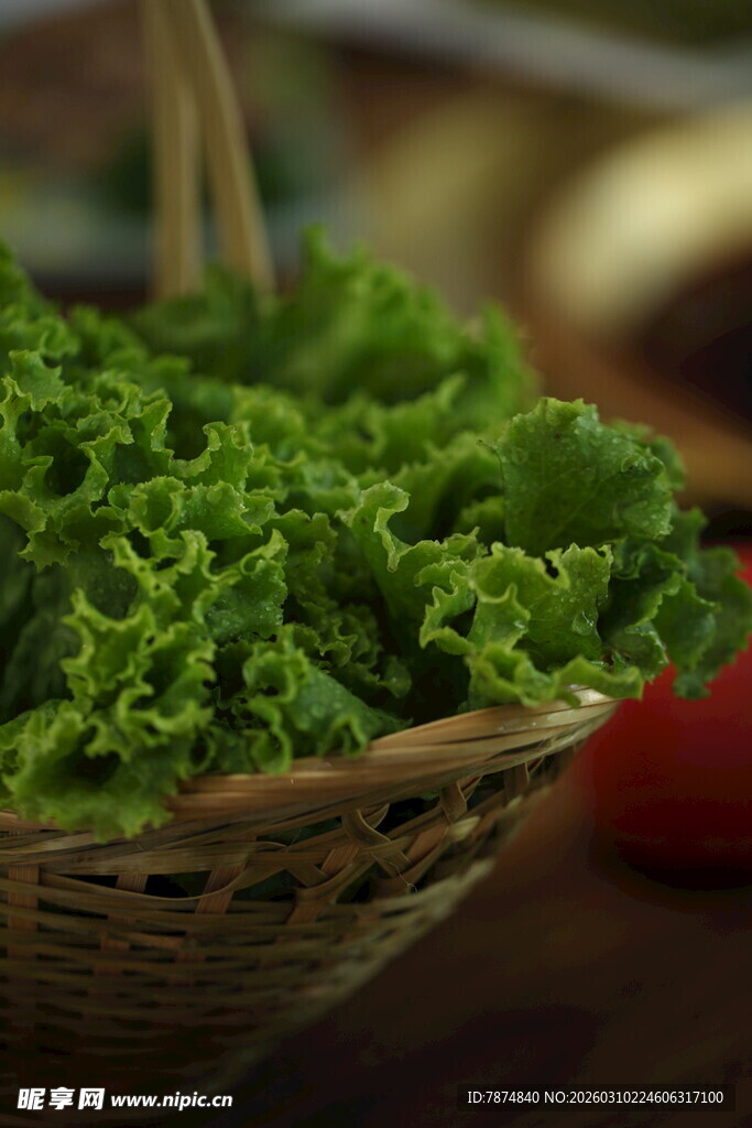 篮子里的鲜嫩生菜