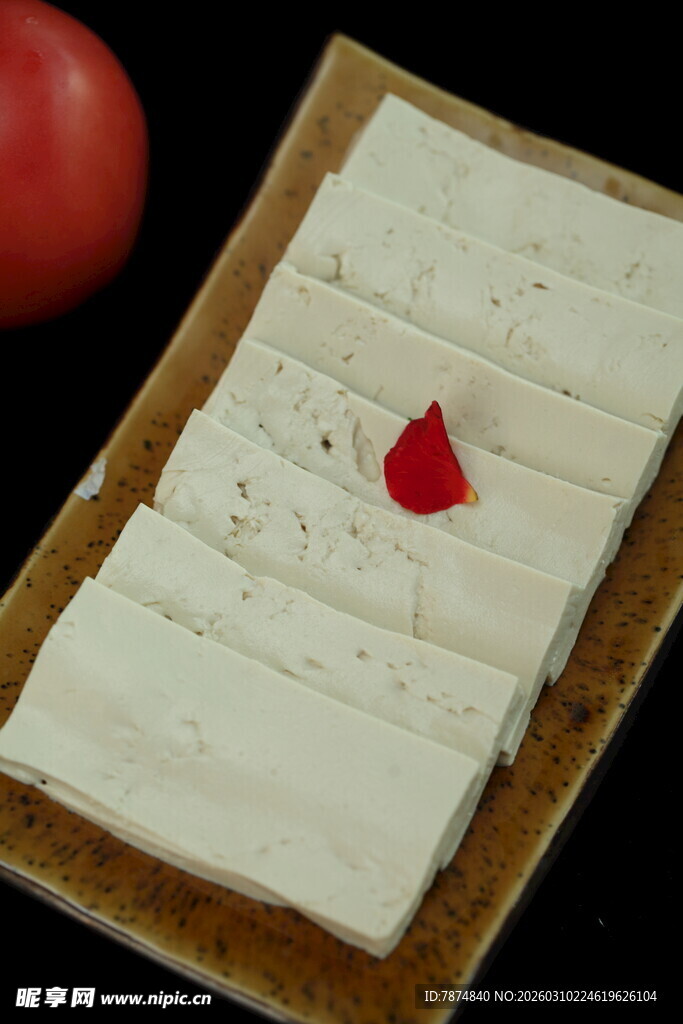 切片豆腐配红果点缀