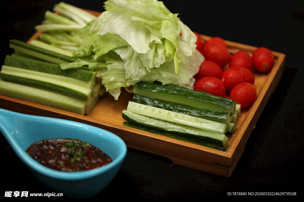 新鲜蔬菜拼盘配蘸料