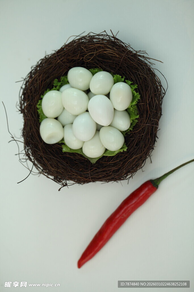 鸟巢中鸡蛋与红辣椒