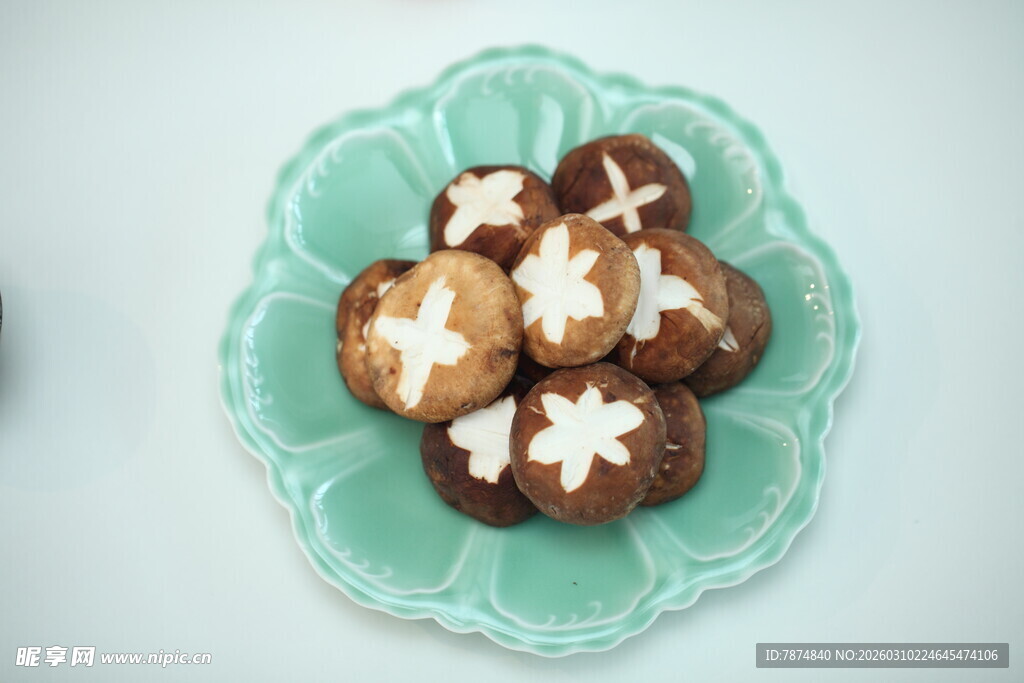 绿色盘中的星形装饰饼干