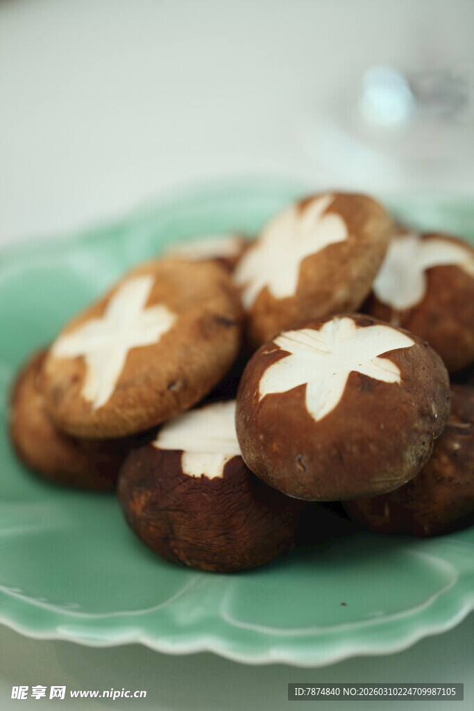 绿色盘上的星形装饰饼干