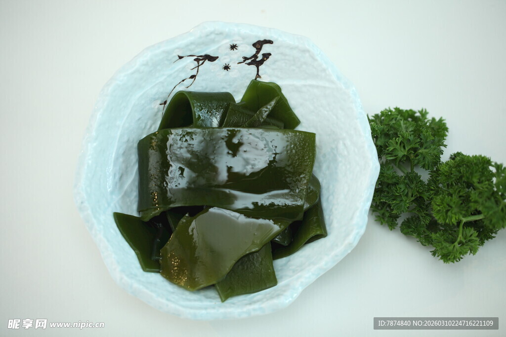 盘中海带与翠绿蔬菜