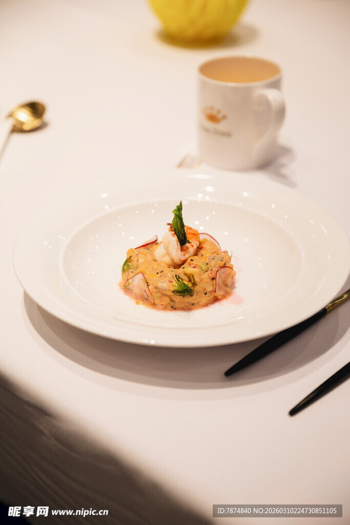 精致摆盘的美味虾仁料理